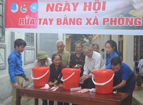 Các đại biểu và bác sỹ trẻ tỉnh Hưng Yên tới thăm, khám tại nhà  thương binh Nguyễn Viết Sai
